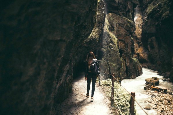 Comment la spéléologie en Ardèche renforce-t-elle la solidarité au sein de votre entreprise ?
