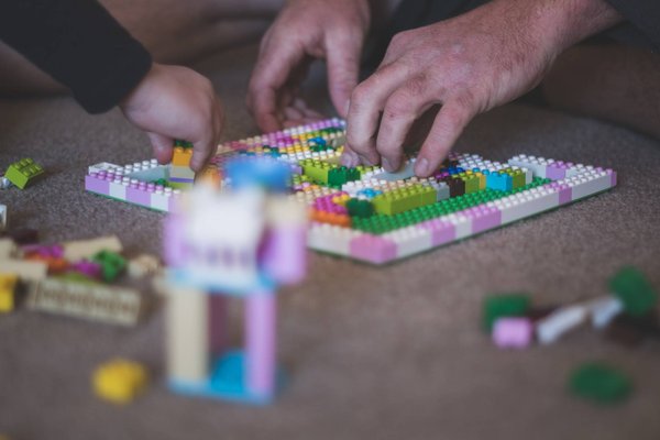 Comment divertir et impliquer les enfants lors d'un événement familial ?